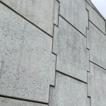 Aplicação de painéis duplos em obras próximas a ferrovias, com estratégias para controlar vibrações e pressões laterais no projeto de Valderci Malagosini Machado.