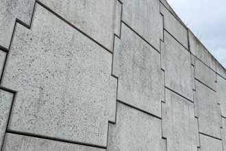 Aplicação de painéis duplos em obras próximas a ferrovias, com estratégias para controlar vibrações e pressões laterais no projeto de Valderci Malagosini Machado.