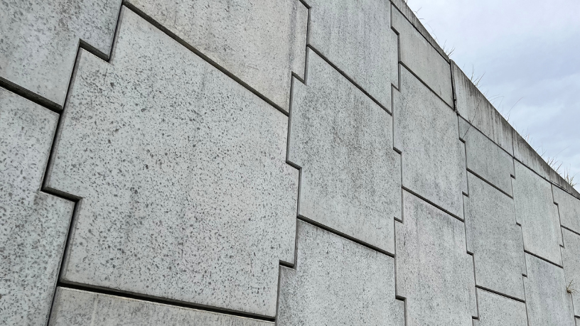 Aplicação de painéis duplos em obras próximas a ferrovias, com estratégias para controlar vibrações e pressões laterais no projeto de Valderci Malagosini Machado.