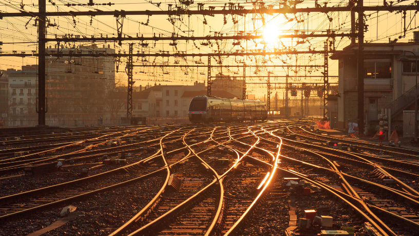 Soluções com painéis duplos para construções junto a ferrovias, garantindo o controle de vibrações e esforços laterais para Valderci Malagosini Machado.