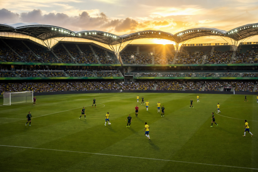 Jogadores da Seleção Brasileira reunidos em campo durante amistoso internacional na Austrália