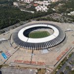 Vista aérea do Mineirão iluminado à noite, em Belo Horizonte.