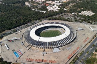 Vista aérea do Mineirão iluminado à noite, em Belo Horizonte.
