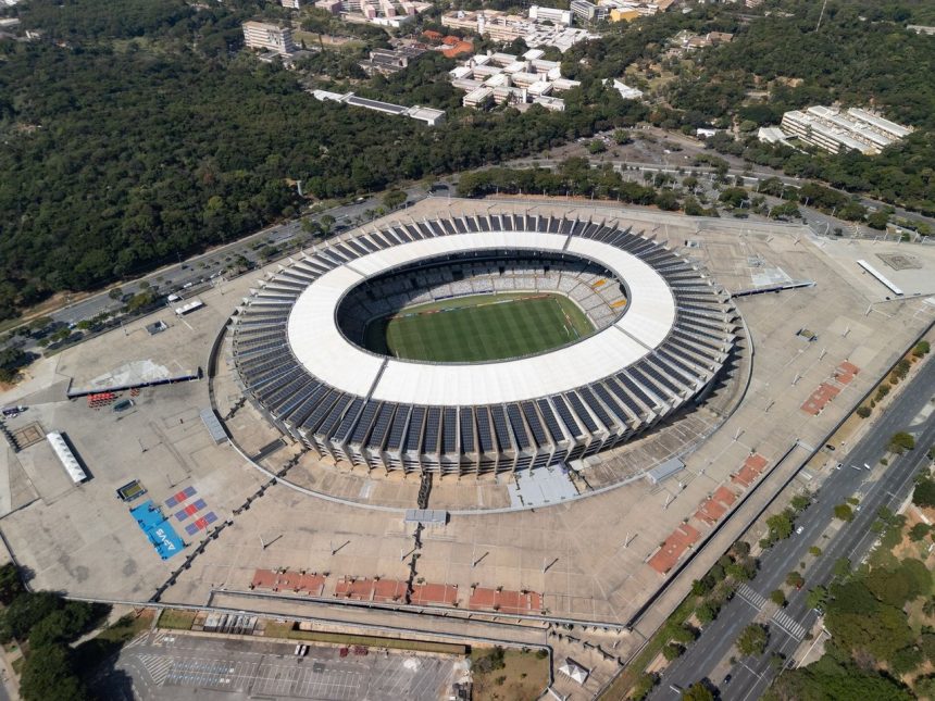 Vista aérea do Mineirão iluminado à noite, em Belo Horizonte.