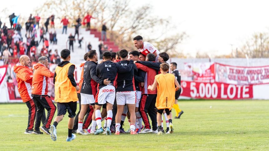 Jogadores de futebol comemoram juntos uma vitória em campo.